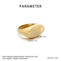 Dettaglio anello in acciaio placcato oro 18k largo 12mm con specifica del peso di 8g - Oro (Stile Sigillo)