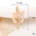 Detalle de dije de hoja dorada con dimensiones de 4,1cm x 2,1cm y peso de 3g - D671 Colgante de Hoja Lisa