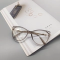 Schicke Cat-Eye-Brille mit transparentem teegrauem Rahmen und goldenen Metallbügeln - Rauchgrau