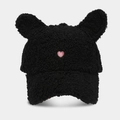 Detalle de gorro de peluche negro con orejas y bordado de corazón rosa suave - Ajustable / Negro
