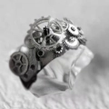 Makroaufnahme von Steampunk-Zahnradring in Vintage-Silberoptik auf Kristallbasis - US 6 / Silber