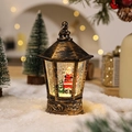 Detalle de farol de Navidad retro de bronce con Papá Noel sobre fondo de nieve - Papá Noel