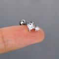 Detalle de un pendiente de plata para el hélix con circonitas sobre la punta de un dedo - Doble Piedra Cuadrada-Oro Blanco