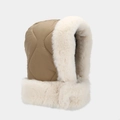 Detalle del gorro de invierno acolchado caqui con forro de piel sintética blanca suave - Talla única / Caqui
