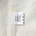 Detail des Pflegeetiketts mit 30 % Leinen-Baumwoll-Mischgewebe und Waschanleitung - Materialpflegeetikett (TZ0253)