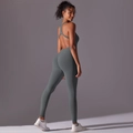 Tiefer V-Rückenausschnitt des graphitgrauen nahtlosen Yoga-Jumpsuits mit Racerback-Trägern - Dunkelgrau