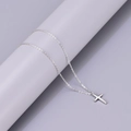 Poliertes Edelstahl-Kreuz-Halskette in Silber auf einem minimalistischen Ständer - Silber
