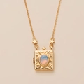 Collana con medaglione dorato vintage con opale e motivi a stella incisi - Medaglione Quadrato Stella Luna / Oro