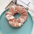 Elegante elastico in raso rosa con design a pieghe e pendente di perla per capelli - Rosa
