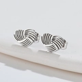Pendientes de corazón plateados minimalistas con diseño geométrico hueco en espiral - Color Acero