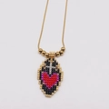 Dettaglio del ciondolo a cuore in perline miyuki intrecciate su catena in acciaio oro - Nero