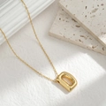 Collana minimalista dorata con ciondolo a lettera D in 3D su una catenina sottile - Lettera D
