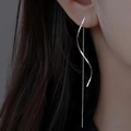 Minimalistische silberne Wellen-Ohrringe mit langen Spiral-Quasten und Einfädler-Design - Wellen Quaste Ohrfädel / Silber