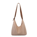 Borsa hobo in nylon beige con tracolla regolabile in pelle marrone scuro su sfondo bianco - Cachi