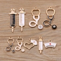 Set di ciondoli medici in smalto con stetoscopi e siringhe con cornice dorata - Oro - Set da 9 Pezzi Tema Medico