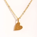Détail du pendentif coeur doré avec lettre Q gravée sur une chaîne à maillons O - Lettre Q