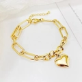 Pulsera dorada con colgante de corazón y eslabones de clip mixtos en un fondo blanco - Pulsera de Oro