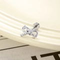 Clou d'oreille en argent avec charms cœur, infini et croix sur une assiette en céramique - Argent-Noeud (Pièce Unique)