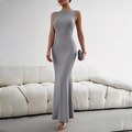 Elegante grijze mouwloze gebreide maxi-jurk met geplooide textuur en slim-fit design - S / Grijs