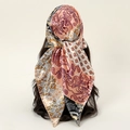 Roze satijnen vierkante sjaal met paisley- en bloemenprint op een hoofdmodel - 90x90cm / Camel & oranjeroze (FJ939-3#)