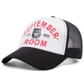 Klassische Trucker-Kappe in Schwarz-Weiß mit rotem September Room Logo und Hund - Verstellbar / Schwarz