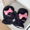Dettaglio di muffole di peluche nere con toppe a osso rosa e ricamo lettera W gialla - Nero (Osso Rosa)