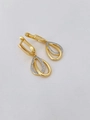 Detailansicht goldener Tropfenohrringe mit Doppelring-Design und Zirkonia-Inlay - Ohrringe