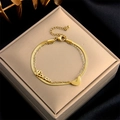Zweilagiges goldenes Armband mit Schlangenkette, Love-Schriftzug und Herz-Anhänger - Gold