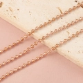Détail macro d'une chaîne à billes or rose de 2,4 mm avec éclat métallique sur pierre - Chaîne Or Rose 2.4MM (1m)