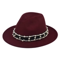 Dettaglio del cappello fedora bordeaux con nastro nero decorato da eleganti perle - Adulto 56-60cm / Fedora Rosso Vino con Catena di Perle