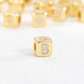 Detail einer 18k vergoldeten Würfelperle mit Buchstabe B und glitzernden Zirkonias - B (Einzelner Anhänger)