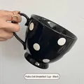 Moderner schwarzer Keramikbecher mit großen weißen Punkten für Kaffee und Müsli - 500ml / Gepunkteter Frühstücksbecher - Schwarz