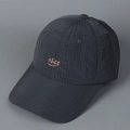 Gros plan sur la broderie Nice sur le tissu à carreaux ripstop léger d'une casquette - M (56-58cm) / gris foncé