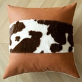 Brauner Kissenbezug aus Kunstleder und Kunstfell mit Kuhmuster auf Holzboden - 45x45 cm / PU-Leder Milchfleece Dreifach-Patchwork