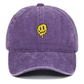Détail de la casquette en coton délavé violet avec broderie smiley fondant jaune vif - Violet