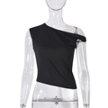 Dettaglio ravvicinato del top corto nero monospalla con maglia traforata irregolare - S / Nero