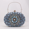 Nahaufnahme der blauen Kristall-Abendtasche mit goldenem Griff und floralen Strassmustern - Himmelblau