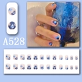 Detailansicht der blauen French-Line-Kunstnägel und das 24-teilige Nagelset-Set - Frisches Blau Abstraktes Herz (A528)
