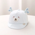 Dettaglio del cappello da sole azzurro per neonati con ricamo orso e corna 3D - 44cm (3-12 Mesi) / Blu (Corna di Cervo 3D)