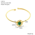 Detailopname van 18K vergulde roestvrijstalen gedraaide armband met turquoise inlegwerk - Zonnebloempatroon Malachiet Stijl (S-B516)