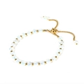 Dettaglio del bracciale regolabile con cristalli bianchi e perline in metallo dorato - Bianco