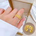 Gouden minimalistische kettingring voor dames, verstelbare open ring gedragen op model - Verstelbaar Open / J0066 Echt Verguld