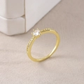 Bague élégante plaquée or avec un grand zircon rond et des accents pavés - Zircon Rond Taille 9
