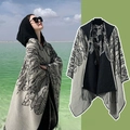 Poncho ethnique à capuche avec motif de feuilles noir et beige réversible et franges - Couleur 33