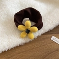Détail d'un chouchou avec fleur en velours, tissu café et pétales jaunes avec pierre noire - Bande Café Fleur Jaune (4#)