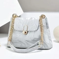 Détail du sac à main marbré gris avec chaîne dorée et fermoir rotatif ovale - 26x10x21cm / Argenté