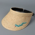 Detail der Raffia-Sonnenhut mit grüner Schlangenstickerei und gewebter Strohstruktur - Blaue Schlange