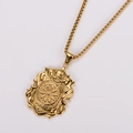 Detalle del colgante de escudo en acero inoxidable dorado con grabado de corona y dardos - Dorado