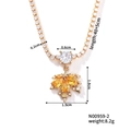 Dettaglio del ciondolo a foglia d'acero dorata con cristalli e misure del prodotto - N00959-2 (Foglia di Acero Gialla)