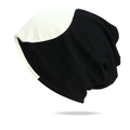 Primer plano del gorro de punto bicolor blanco y negro que muestra la textura de la tela - Talla única / Blanco Punteado (T220702)